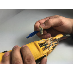 DeWalt DWE4011 Замена угольных щеток